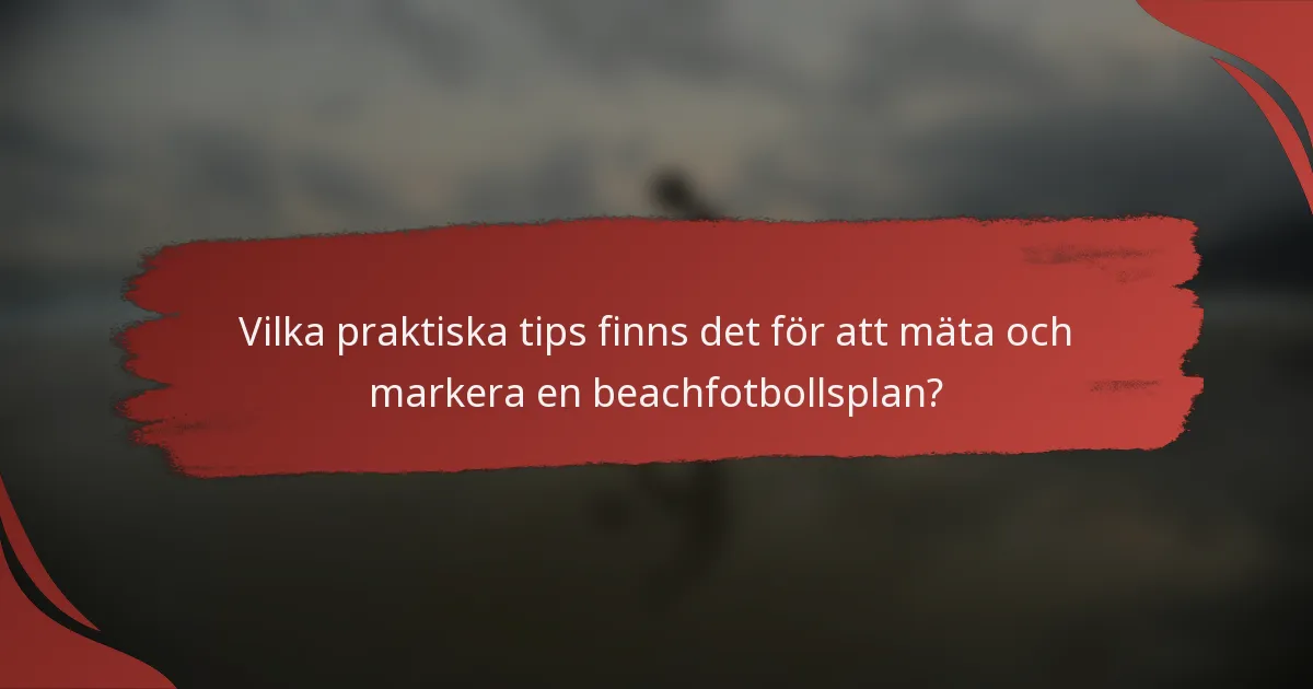 Vilka praktiska tips finns det för att mäta och markera en beachfotbollsplan?